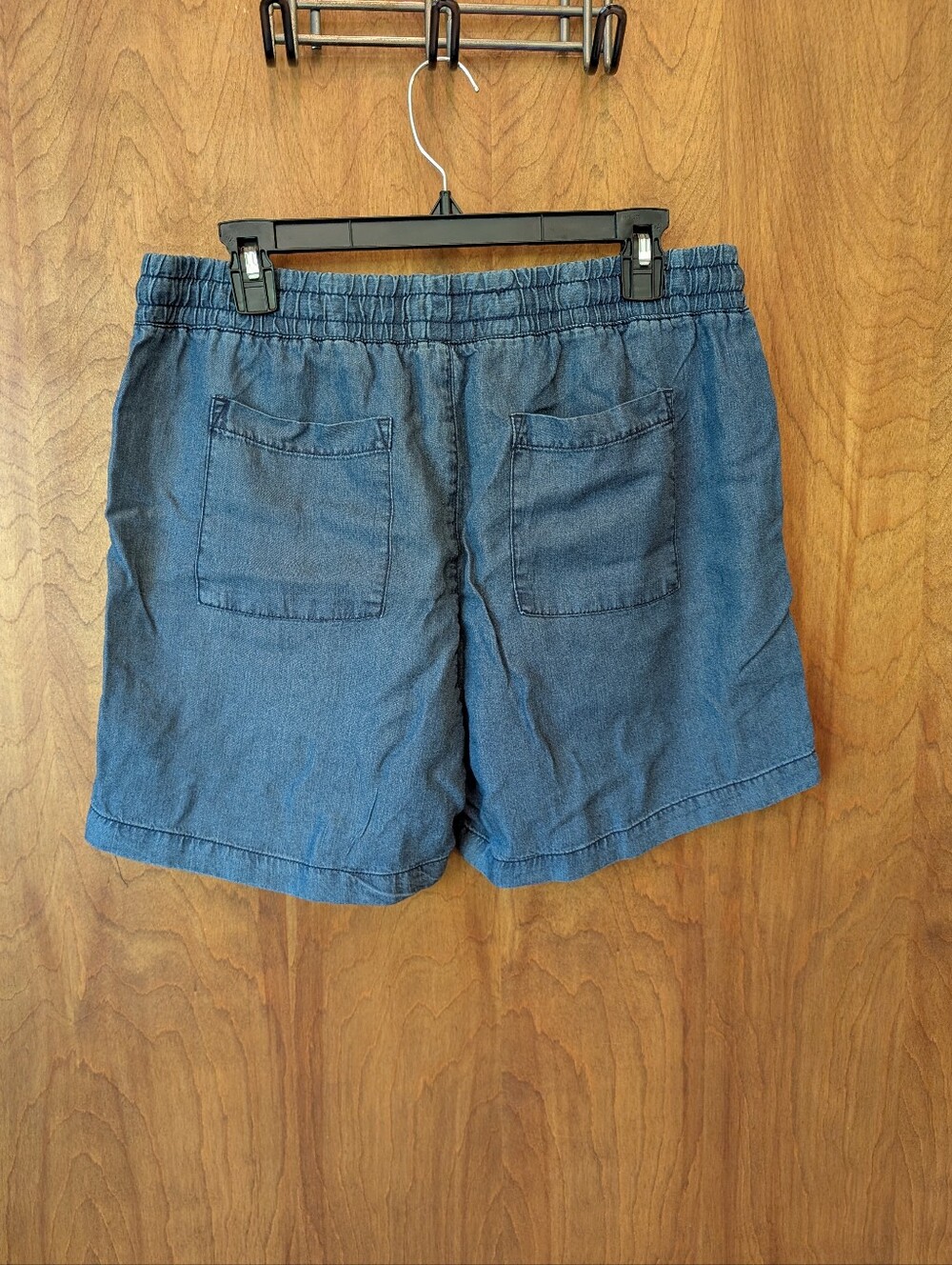 🌴 Silver Jeans Co. Livia Relaxed Fit Chambray Shorts - Picture 5 of 5